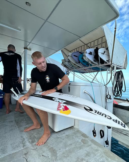 Preparación de una tabla de surf en la cubierta de un barco de Sibon Charters