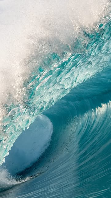 Detalle de una ola tubular de agua turquesa