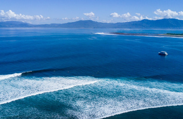 Olas de las islas Mentawai y el barco Sibon Jaya, foto del dossier del tour