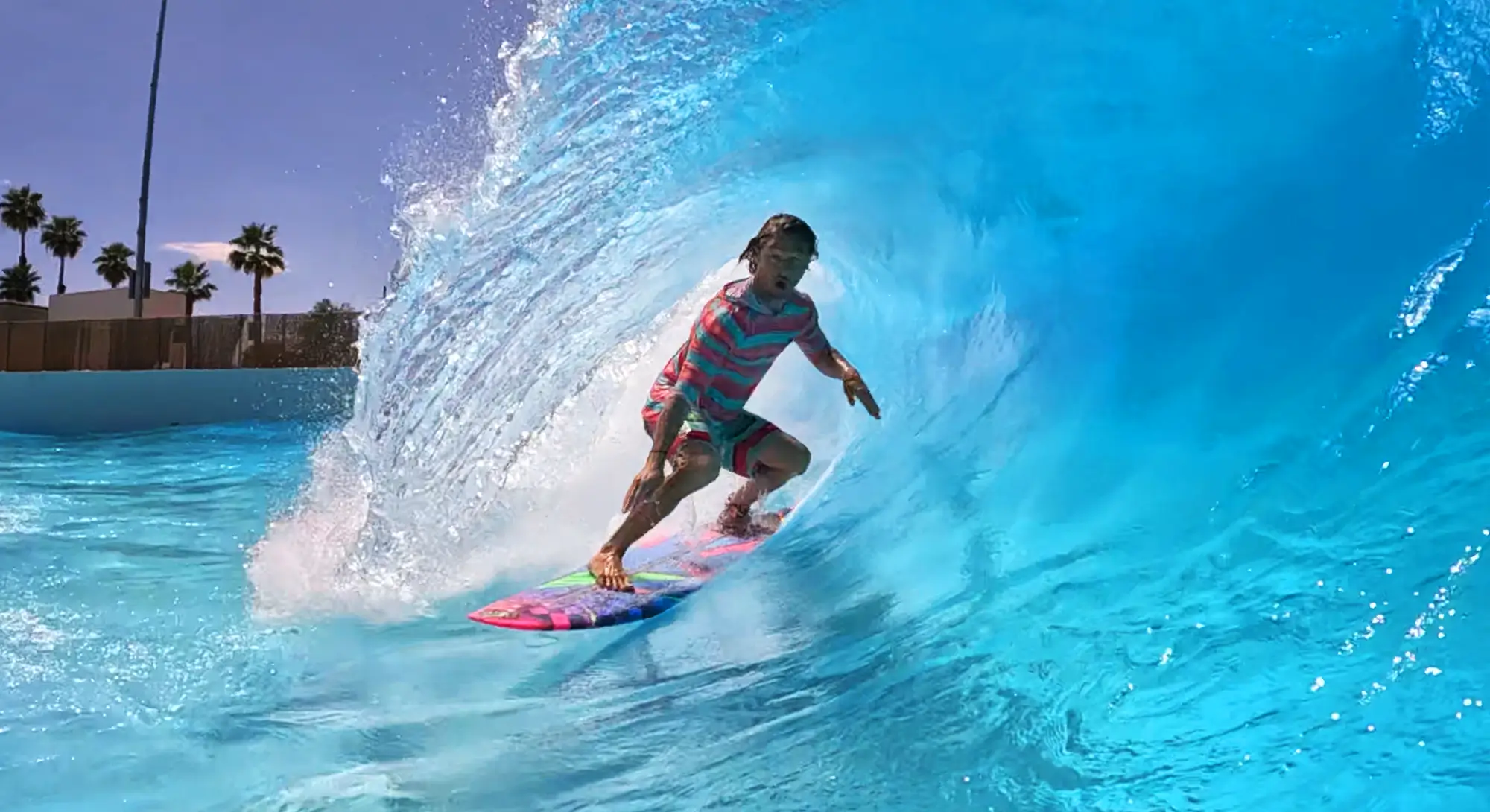 Surfista recorriendo una ola en Palm Springs Surf Club