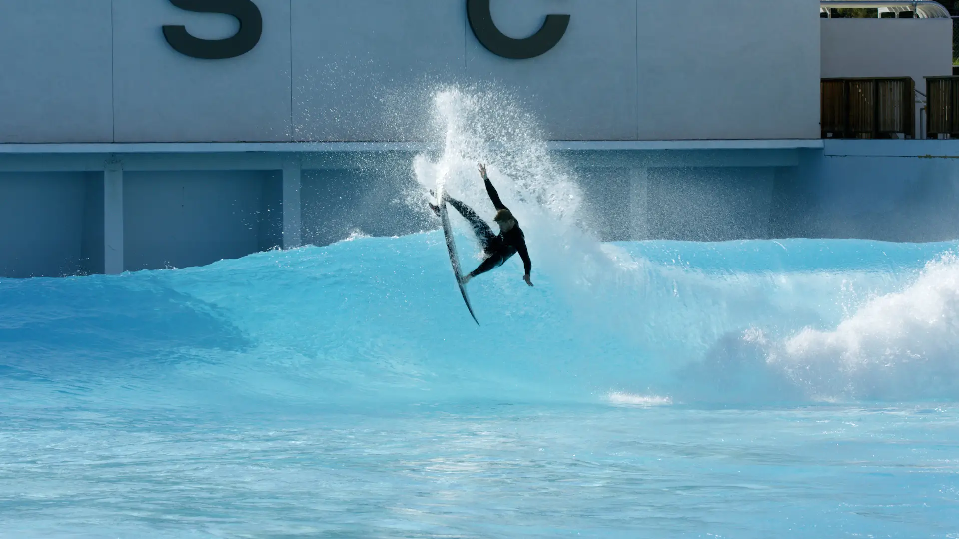 Surfista girando sobre una ola en Palm Springs Surf Club