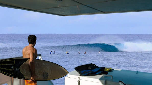 Un surfista observa las olas de Mentawai desde el barco